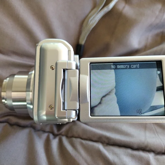 Canon PowerShot A630 Camera - Picture 3 of 16